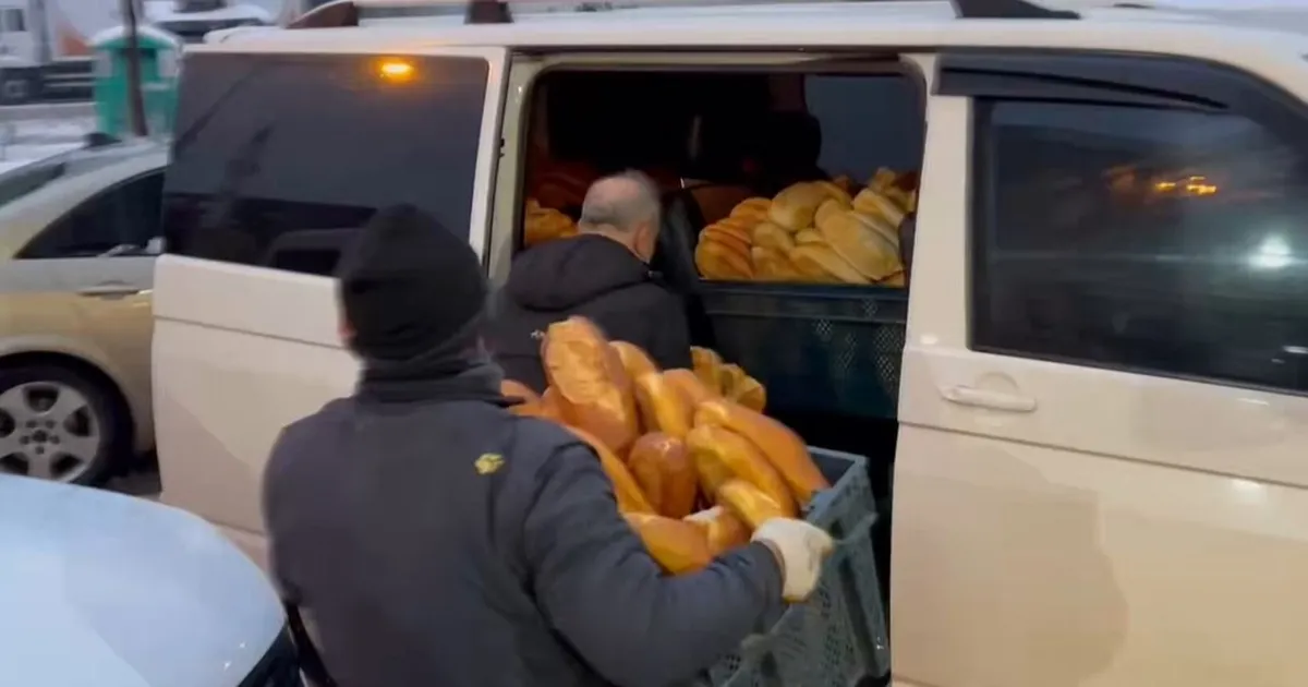 Adıyaman’da yoğun kara rağmen sıcak desteğe devam
