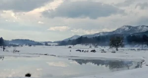 Bilecik’in Osmaneli ilçesinde bulunan Ağlan Göleti, kar yağışının ardından beyaza