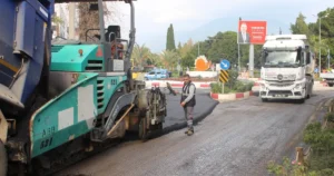 Antalya Büyükşehir Belediyesi, Finike’nin Kale Mahallesi Gümrük Caddesi’ni sıcak asfalt