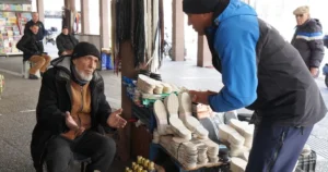 Balıkesir’de kışın zorlu hava şartlarına rağmen geçimini sokakta ayakkabı boyacılığı
