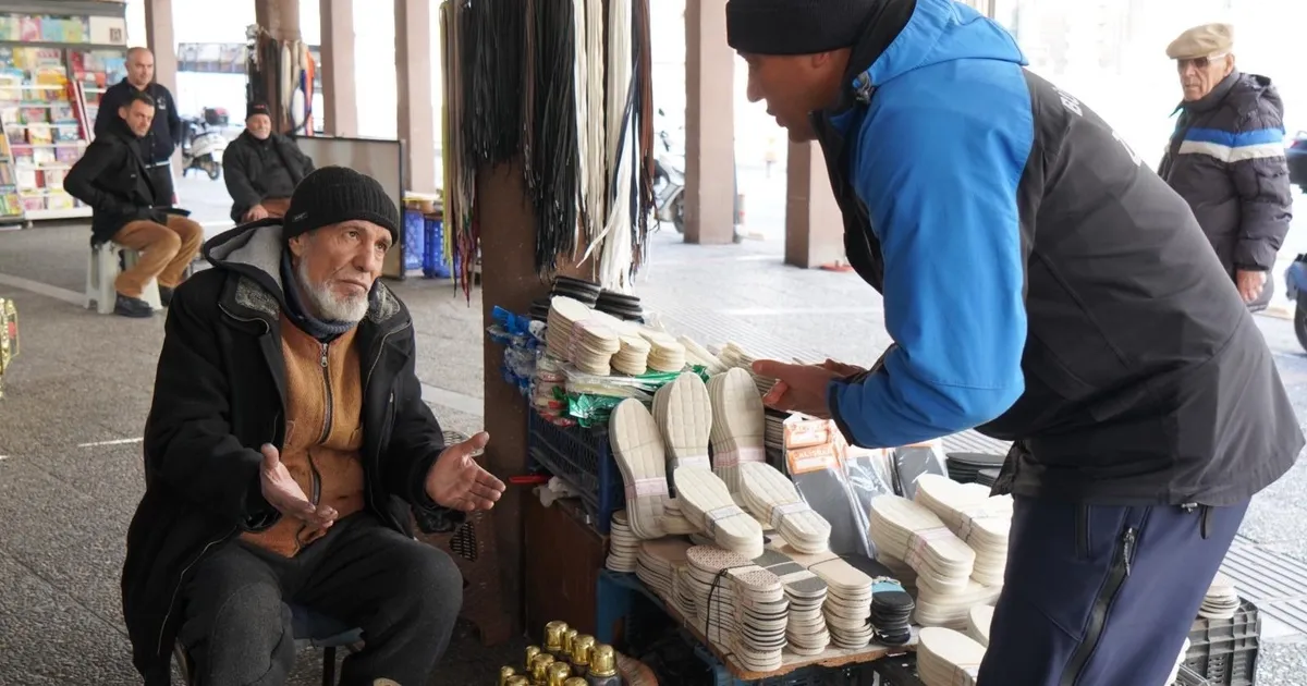 Balıkesir’de kışın zorlu hava şartlarına rağmen geçimini sokakta ayakkabı boyacılığı