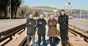 Kocaeli Büyükşehir Belediye Başkanı Tahir Büyükakın, ray döşeme çalışmaları başlayan