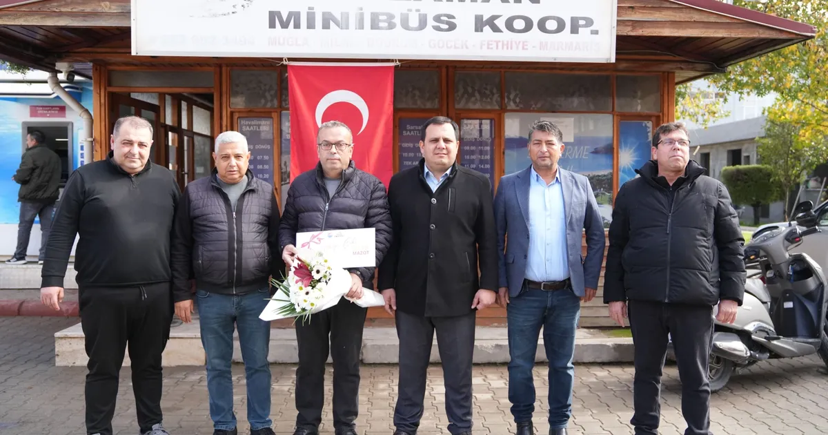 Dalaman Belediye Başkanı Sezer Durmuş, görme engelli bir vatandaşa yardımcı
