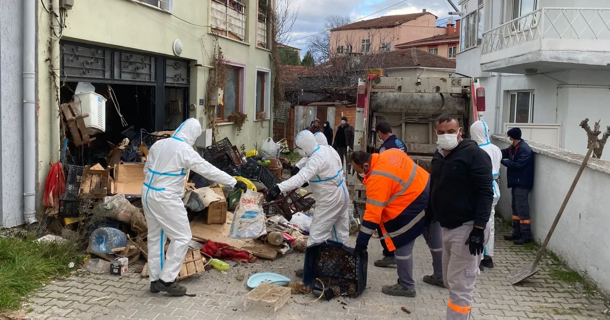 Bursa Görükle’de iki katlı çöp ev temizlendi