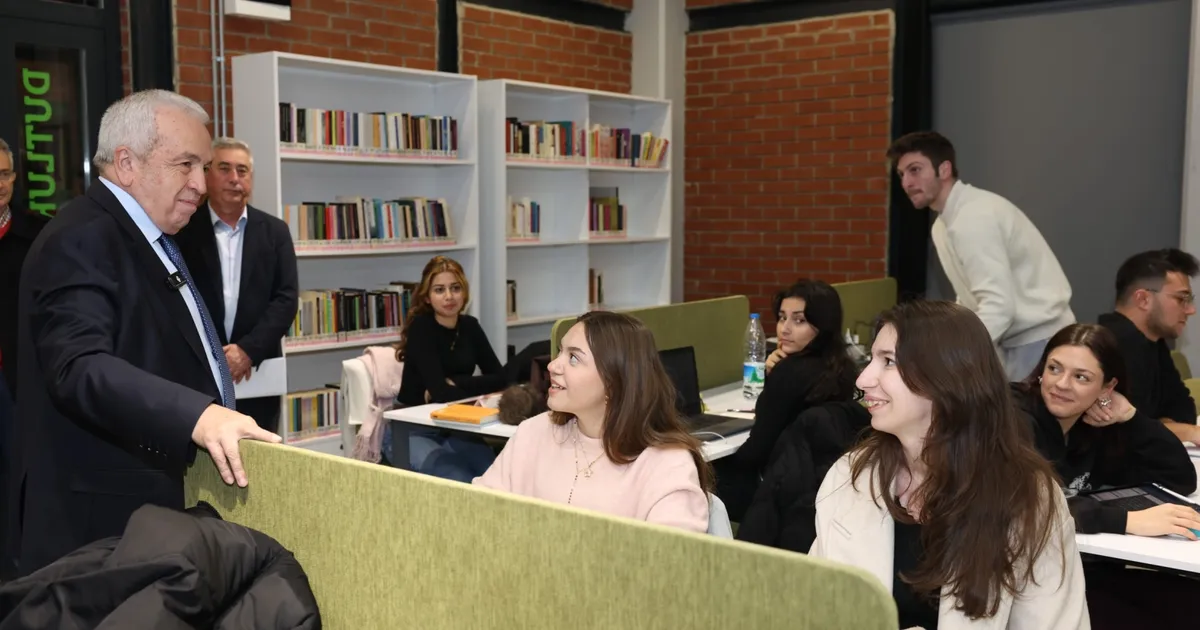 Bursa Nilüfer’de Başkan Özdemir’den gençlere finaller öncesi moral ziyareti