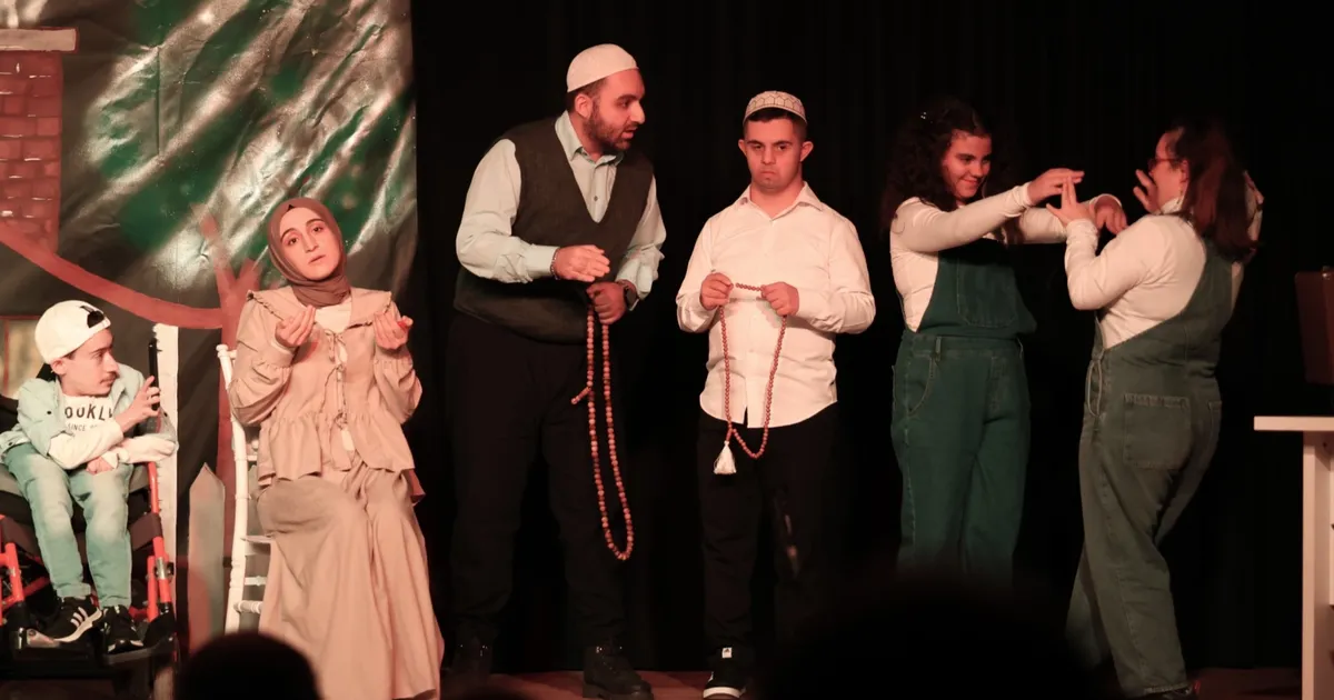 Bursa Osmangazi’de engelli bireyler sahnede ustalara taş çıkarttı