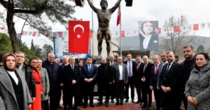 Bornova Belediyesi tarafından Naim Süleymanoğlu’nun doğum gününde heykeli açıldı, hafızalara