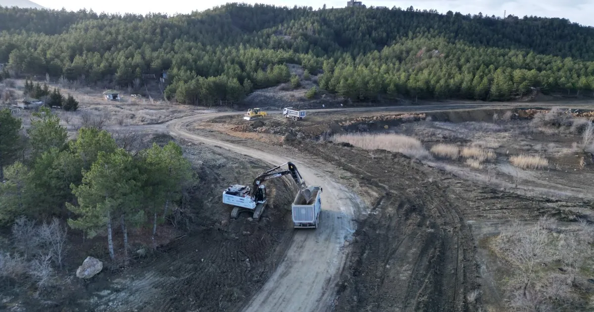 Çorum’da Çomar Barajı çevresinde yol genişletme çalışmaları sürüyor