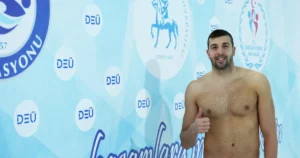 Türkiye’nin büyükler kategorisindeki ilk dünya rekortmeni millî yüzücüsü Emre Sakçı,