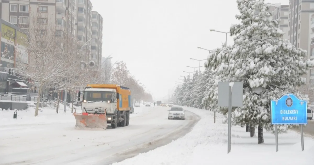 Diyarbakır’da kar yağışına karşı kesintisiz mücadele