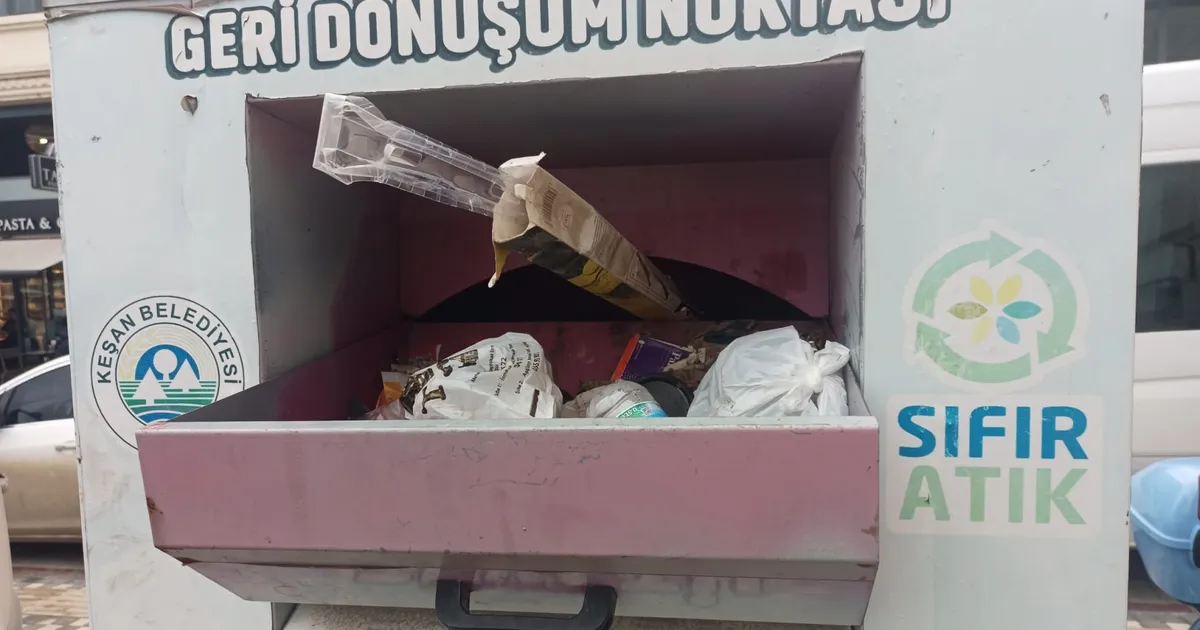 Edirne Keşan’da tekstil kumbarası çöp kutusuna döndü