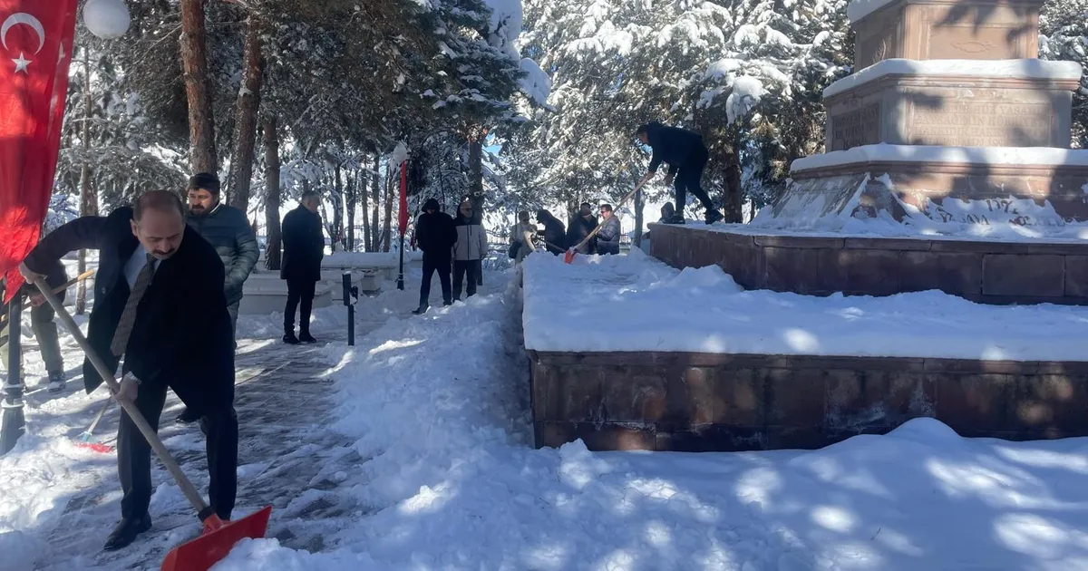 Erzurum’da şehitlikte duyarlılık örneği… Kürekleri alıp kar temizlediler