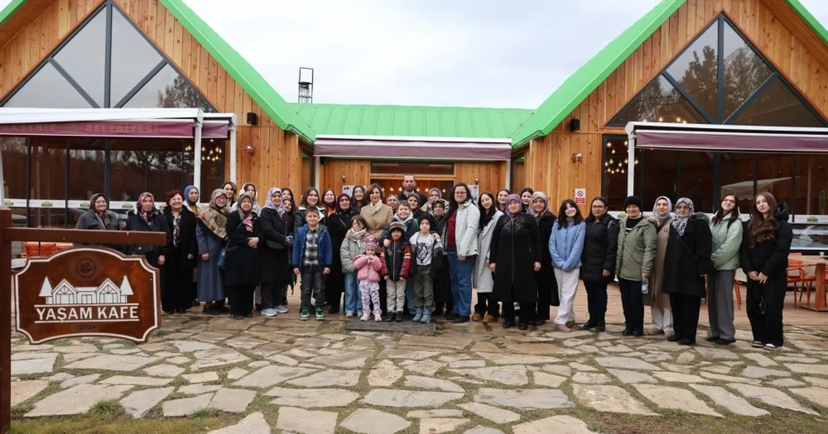 Eskişehir Büyükşehir Belediye Başkanı Ayşe Ünlüce, Mahmudiye ilçesi Yeni Mahalle’den