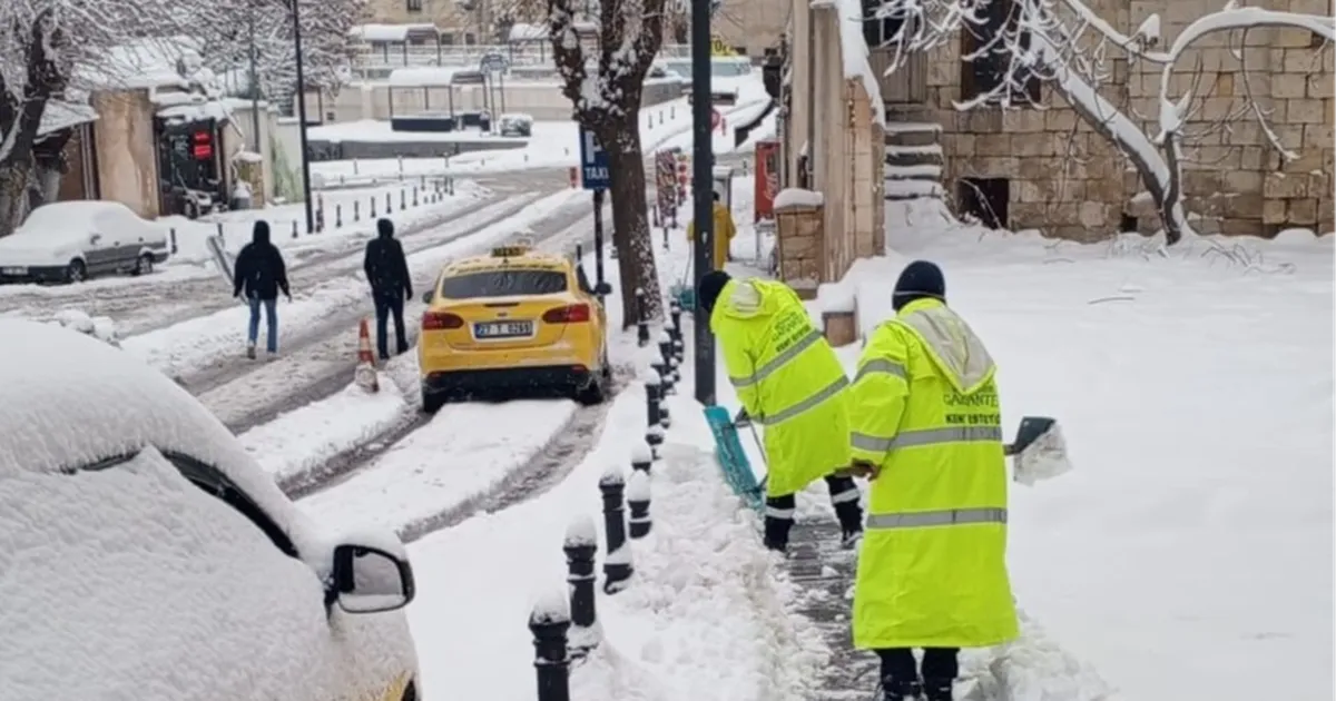 Gaziantep karla mücadelede yaya güvenliğini aksatmıyor