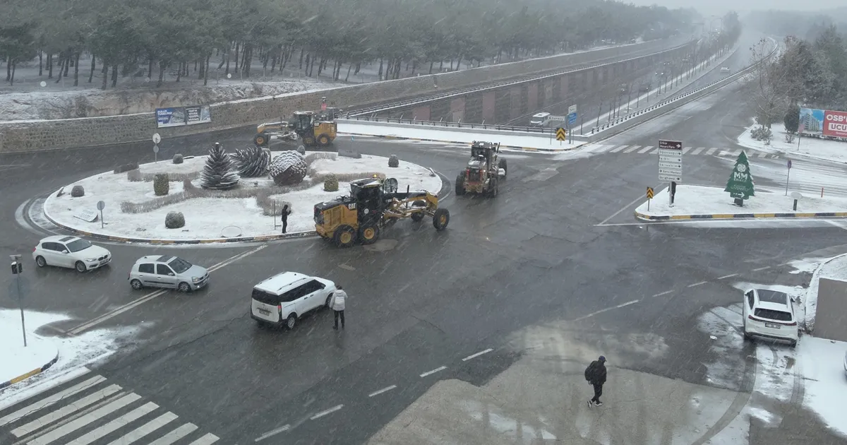 Gaziantep’te karla mücadeleye tüm hızıyla devam