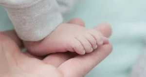 1–4 yaş arasında sık görülen içe dönük ayak, kemik, eklem