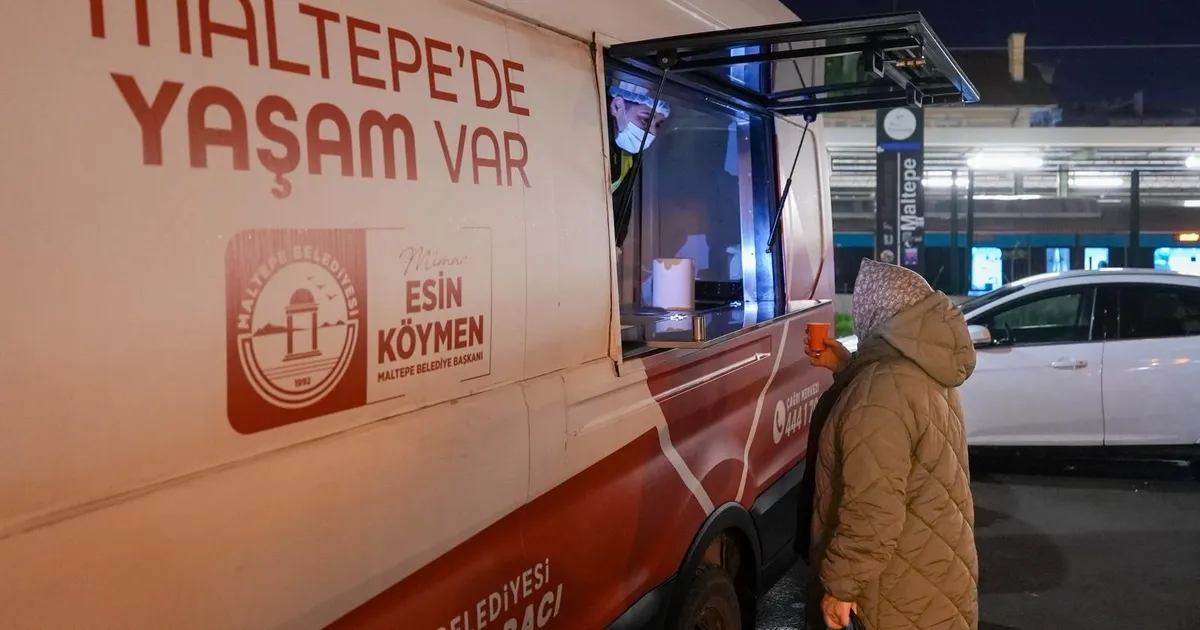 İstanbul Maltepe’de vatandaşlara sıcak çorba ikramı