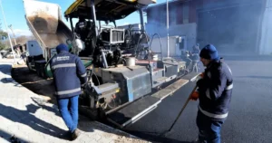 Bornova Belediye Başkanı Ömer Eşki, ilçe genelinde süren yol çalışmaları