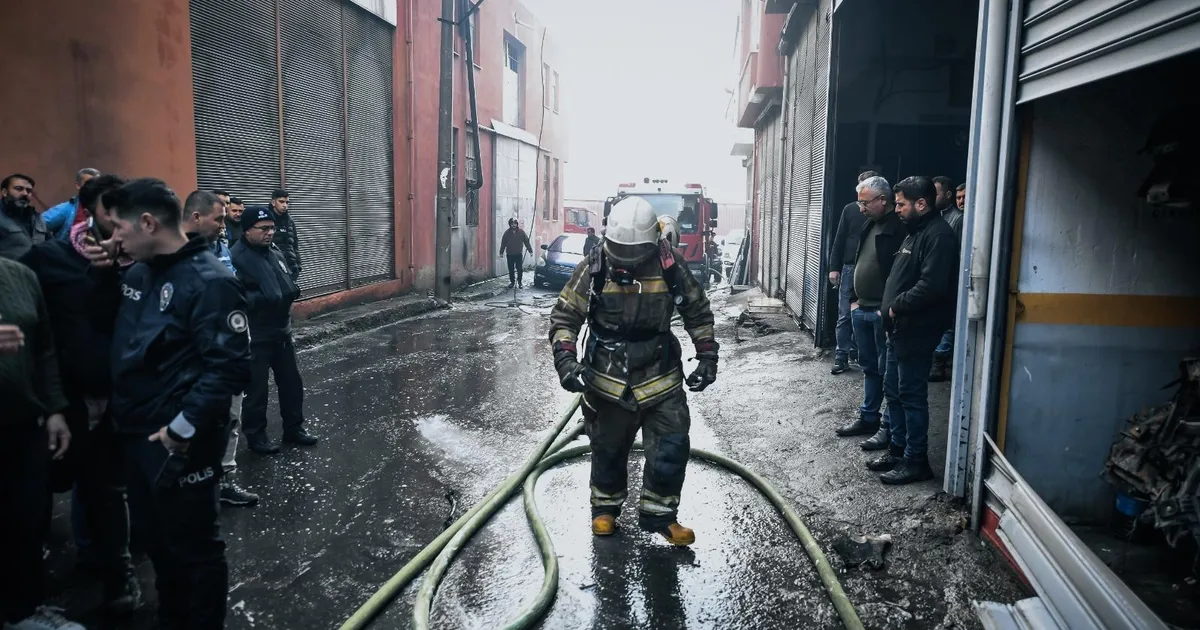 İzmir Buca’da depo yangını kısa sürede söndürüldü