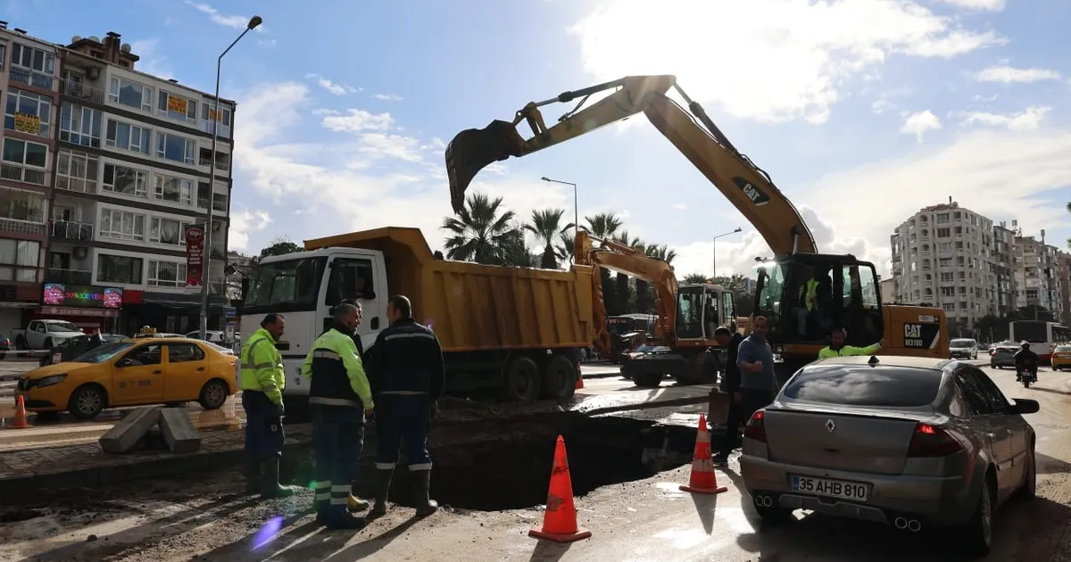 İzmir’de ana boru arızasına İZSU’dan hızlı müdahale