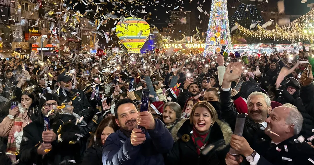 İzmitliler 2026’ya Belsa Meydanı’nda ‘merhaba’ dedi