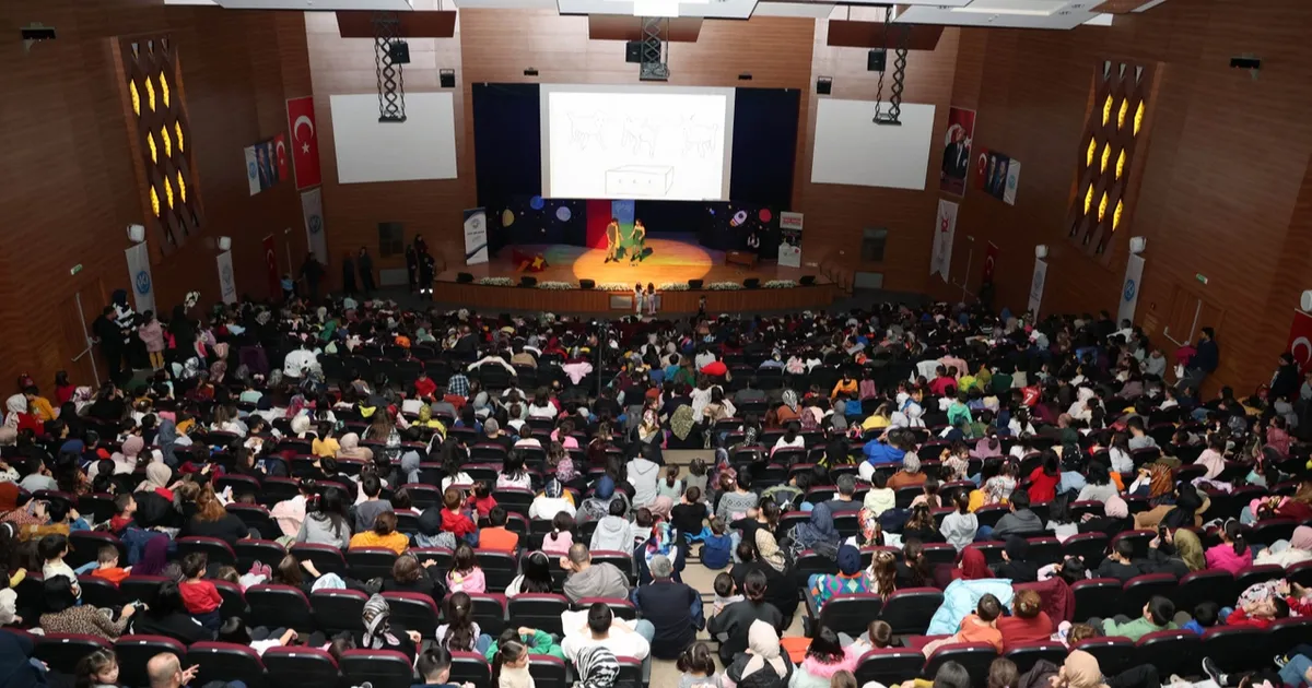 Kayseri Talas’ta Başkan Amca’dan çocuklara karne hediyesi