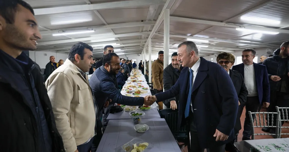 Kocaeli Büyükşehir Belediye Başkanı Tahir Büyükakın, hemşehri dernekleri ile buluşmasına