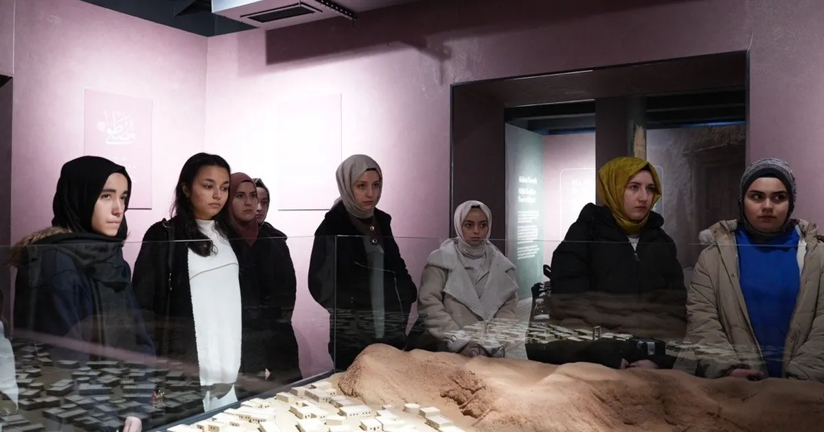 Lima öğrencileri Taş Bina’daki Siyer Sergisi’ni ziyaret etti