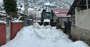 Malatya Doğanşehir’de kar kalınlığı yer yer 60 santimetreye ulaşırken, Belediye
