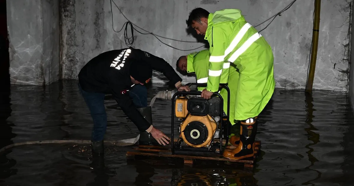 Manisa’da sağanak yağışta ekipler tüm gücüyle sahada