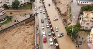 Mersin'de yoğun yağış nedeniyle Mezitli Deresi taşarken, sel ve taşkınlar
