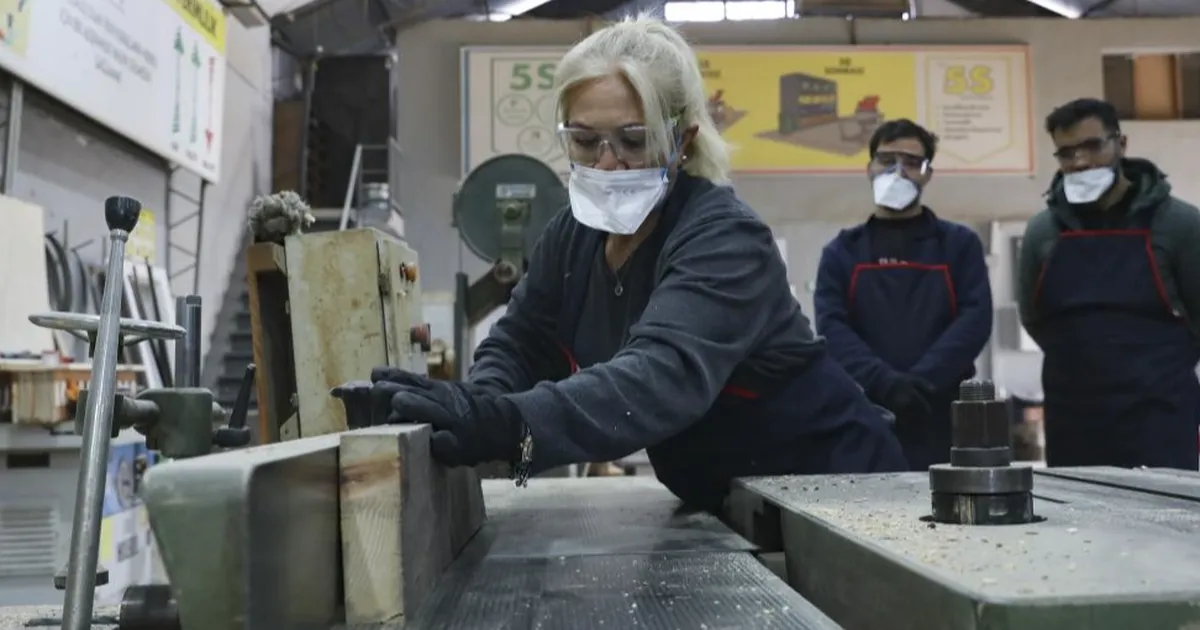 Mersin’de kadın mobilya ustaları yetiştiriyor