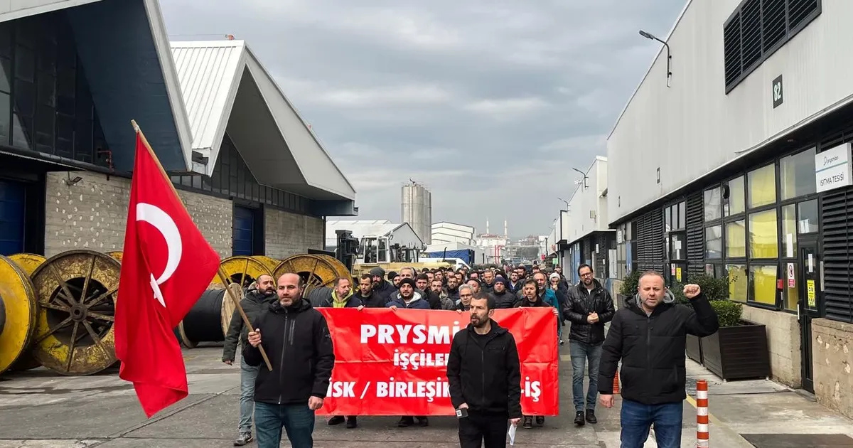 Birleşik Metal-İş Sendikası üyesi işçiler, Bursa'nın Mudanya ilçesindeki Türk Prysmian