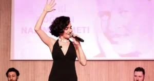 Evrensel şair Nâzım Hikmet, doğumunun 124’üncü yılında dizelerin ezgilerle harmanlandığı,