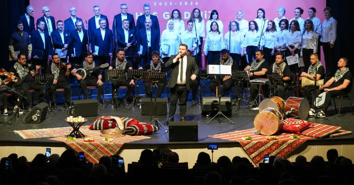 Trabzon Büyükşehir Belediyesi'nin, kültür-sanat faaliyetleri kapsamında düzenlediği ‘Sıra Gecesi’, katılımcıları