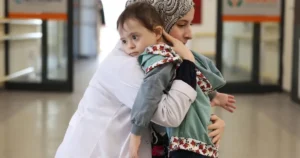 Gonca Engelsiz Yaşam Merkezi'nde eğitim gören minik Alparslan'ın azmini paylaşan
