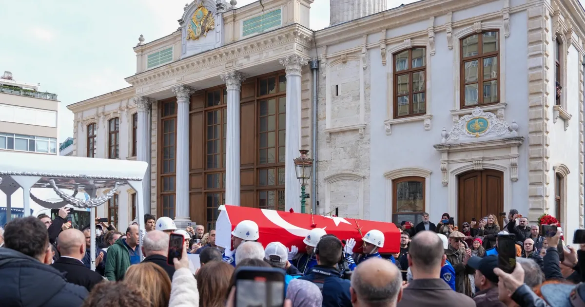 Usta tiyatrocu Haldun Dormen son yolculuğuna alkışlarla uğurlandı