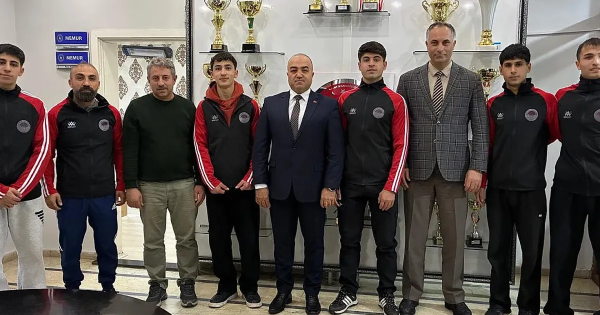 Ağrılı halterciler Mersin’de madalyaları topladı