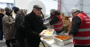 Ankara Keçiören Belediyesi, ilçenin 18 farklı noktasında kurduğu iftar sofralarıyla