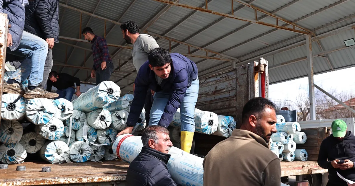 Antalya Büyükşehir’den üreticiye sera naylonu desteği