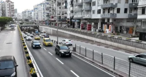 Antalya Büyükşehir Belediyesi, altyapı çalışmalarından dolayı deforme olan 100.Yıl Bulvarı’nı