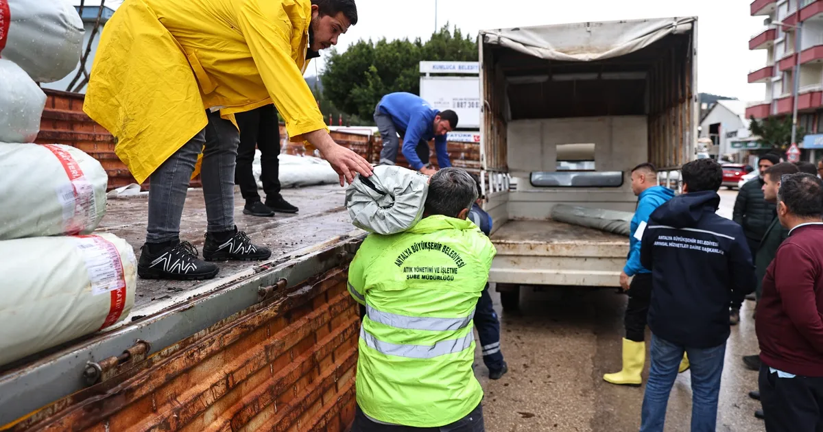Antalya’da hortum ve fırtına mağduru üreticiye destek