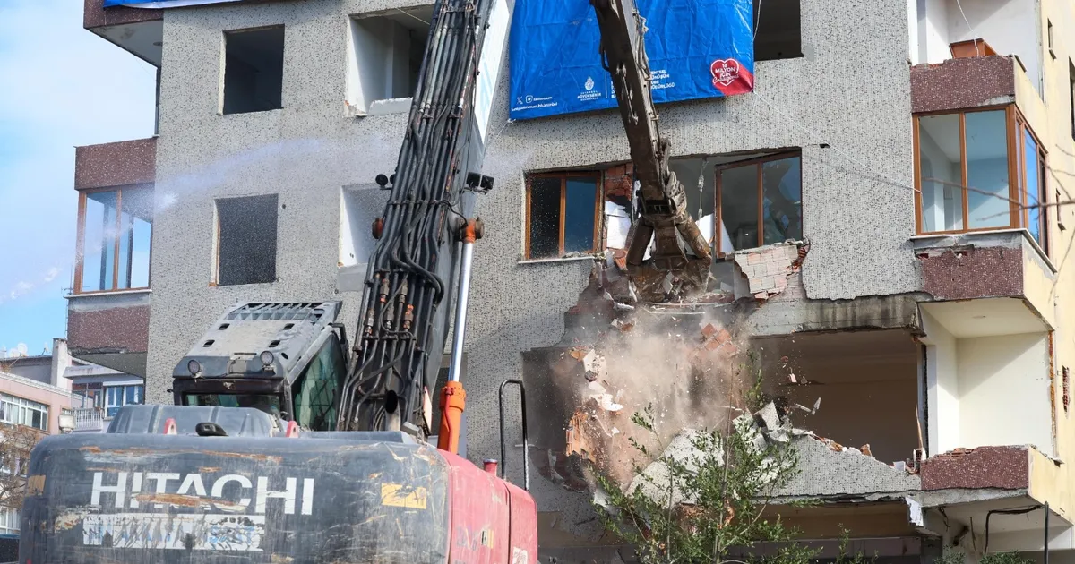 Bakırköy’de 46 yıllık riskli bina yıkıldı