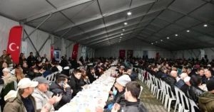 Balıkesir Büyükşehir Belediyesi, ramazan ayı boyunca kurduğu Atatürk Parkındaki iftar