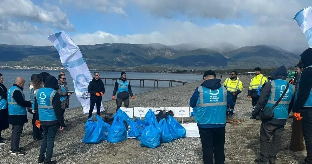 Balıkesir’de Altınkum sahilinde anlamlı temizlik