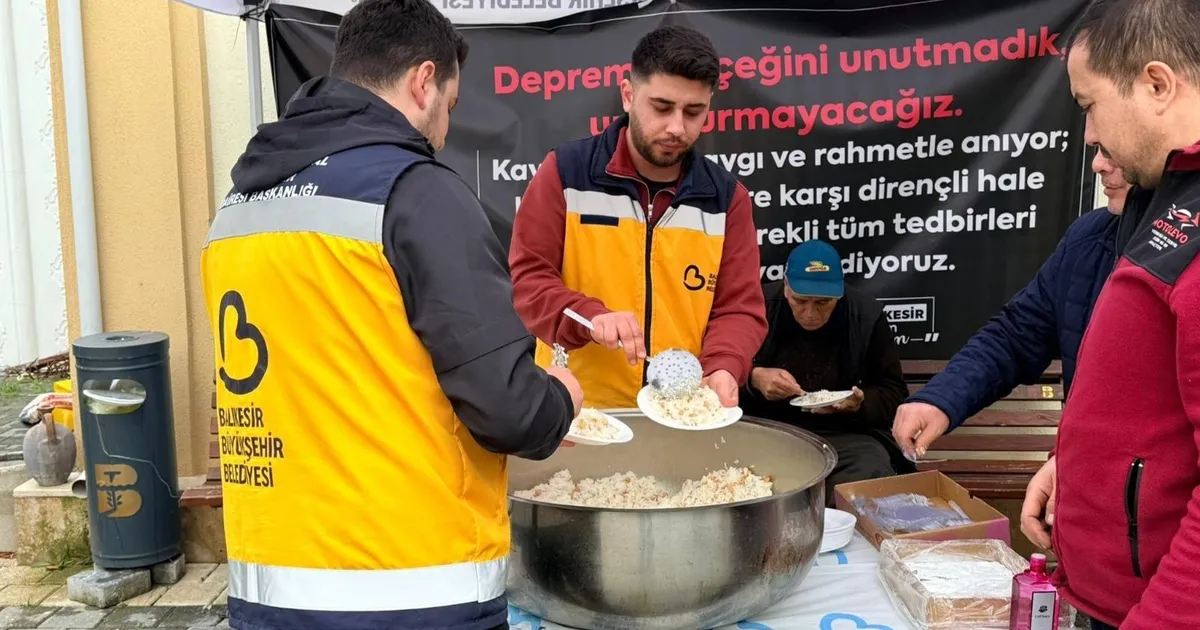 Balıkesir’de depremde hayatını kaybedenler için pilav hayrı