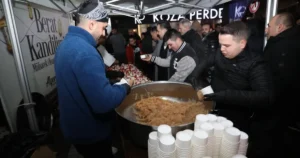 İnegöl Belediyesi’nin her kandilde farklı bir camide sürdürdüğü helva ikramı
