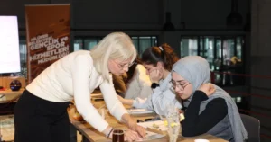 Nilüfer Belediyesi’nin düzenlediği “Aromaterapi Doğal Parfüm Atölyesi”nde katılımcılar, koku duyusunu
