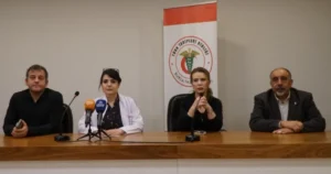 Bursa’da düzenlenen bir sempozyumda kendisini “onkolog ve profesör” olarak tanıtan