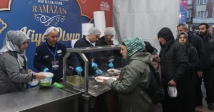 Bursa’nın dört ayrı noktasında kurduğu iftar sofralarında binlerce vatandaşı buluşturan